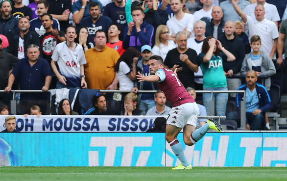 John McGinn ăn mừng bàn mở tỉ số cho Aston Villa - Ảnh: REUTERS
