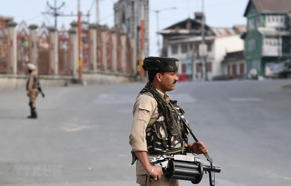 Binh sỹ bán quân sự Ấn Độ gác trong thời gian áp đặt lệnh giới nghiêm tại Srinagar, thủ phủ mùa hè thuộc bang Jammu-Kashmir do Ấn Độ kiểm soát ngày 5-8-2019. (Ảnh: AFP/TTXVN)