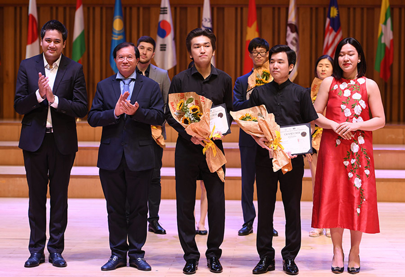 Thứ trưởng Tạ Quang Đông và nghệ sĩ Bùi Công Duy trao hai giải Grand Prix bảng Violin cho Ruslan Turuntayev (Kazakhstan) và Park Gang Hyeon (Hàn Quốc).