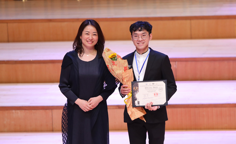 “Nghệ sĩ Violin Việt Nam xuất sắc nhất’’ bảng Hòa tấu thính phòng được trao cho nghệ sĩ Violin Nguyễn Thiện Minh (Việt Nam).