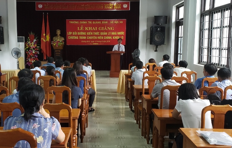 Đại diện lãnh đạo Trường Chính trị tỉnh phát biểu khai giảng lớp bồi dưỡng.