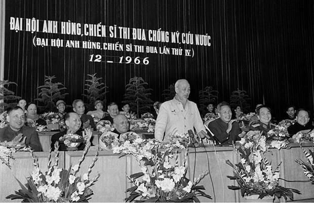 Chủ tịch Hồ Chí Minh nói chuyện tại Đại hội Anh hùng, Chiến sĩ thi đua chống Mỹ, cứu nước (Đại hội Anh hùng, Chiến sĩ thi đua lần thứ IV) diễn ra tại Hà Nội tháng 12-1966. (Ảnh: Tư liệu TTXVN)