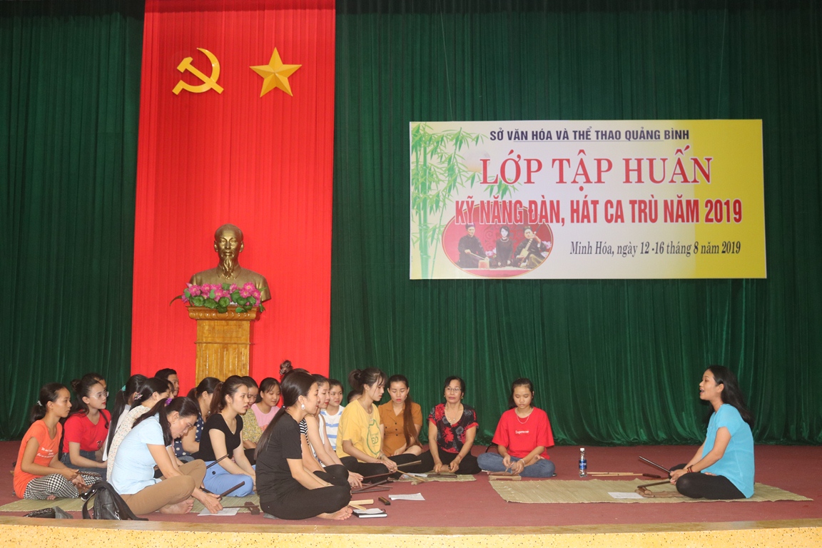 Các học viên được nghệ sỹ ưu tú Nguyễn Thúy Hòa (Giáo phường Ca trù Thái Hà, Hà Nội) truyền dạy những kỹ năng hát ca trù.