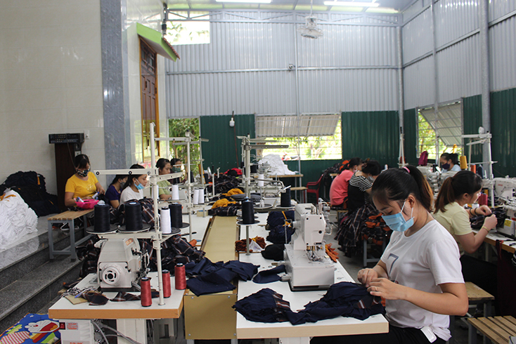 Mô hình may gia công của Công ty may Minh Anh (xã Quảng Trung, TX. Ba Đồn) đang phát triển hiệu quả, giải quyết việc làm cho nhiều lao động. 
