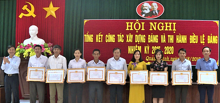 Lãnh đạo huyện Quảng Ninh trao thưởng cho các cá nhân có thành tích xuất sắc.