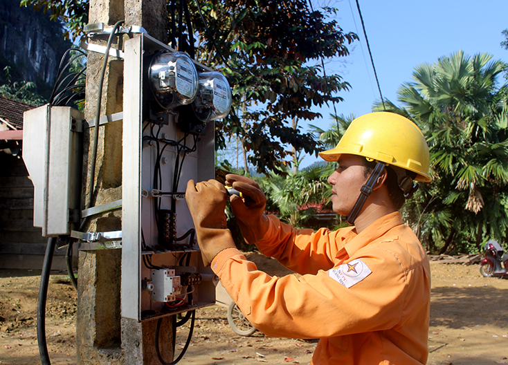 Công nhân PC Quảng Bình kiểm tra công tơ điện của khác hàng ở xã Hóa Hợp (Minh Hóa).