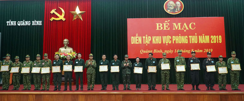 Đại diện lãnh đạo Bộ Tư lệnh Quân khu 4 trao Bằng khen của Bộ Tư lệnh Quân khu 4 cho các tập thể.