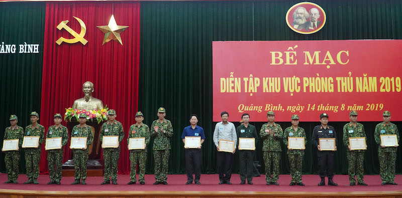 Đại diện lãnh đạo Bộ Tư lệnh Quân khu 4 trao Bằng khen của Bộ Tư lệnh Quân khu 4 cho các cá nhân.
