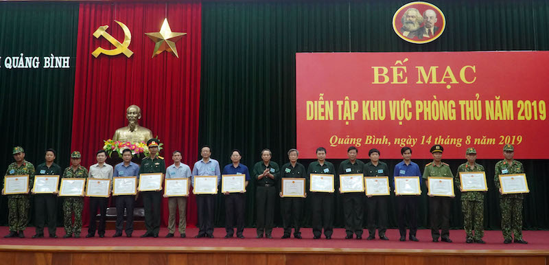  Đồng chí Hoàng Đăng Quang, Bí thư Tỉnh uỷ, Trưởng Ban chỉ đạo diễn tập KVPT tỉnh trao Bằng khen của UBND tỉnh cho các tập thể.