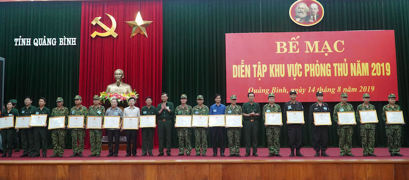 Các đồng chí Phó Trưởng Ban chỉ đạo diễn tập KVPT tỉnh Trần Thắng và Trần Công Thuật trao Bằng khen của UBND tỉnh cho các cá nhân.