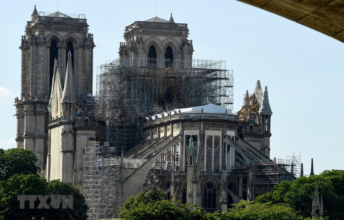 Nhà thờ Đức Bà tại Paris được tu sửa sau vụ cháy kinh hoàng ngày 31-5. (Ảnh: AFP/TTXVN)