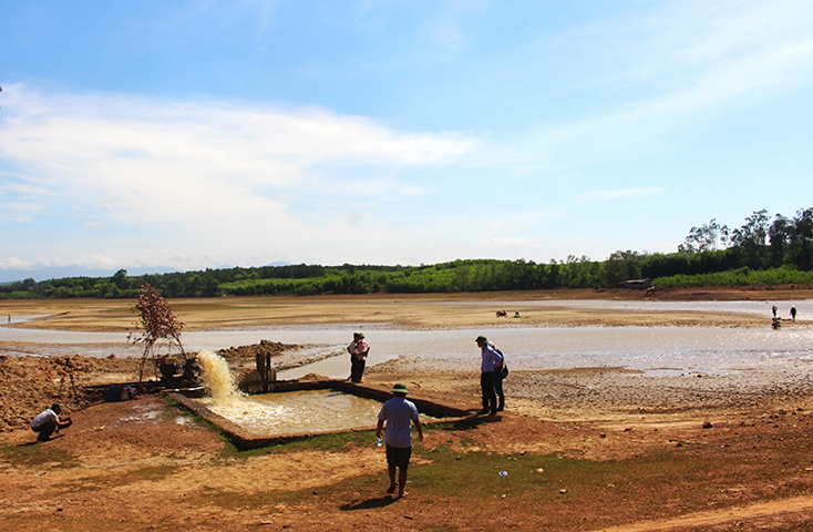 Hồ Dạ Lam ở xã Thái Thủy đang cạn đáy, bà con phải tìm mọi cách tận dụng lượng nước ít ỏi còn lại.
