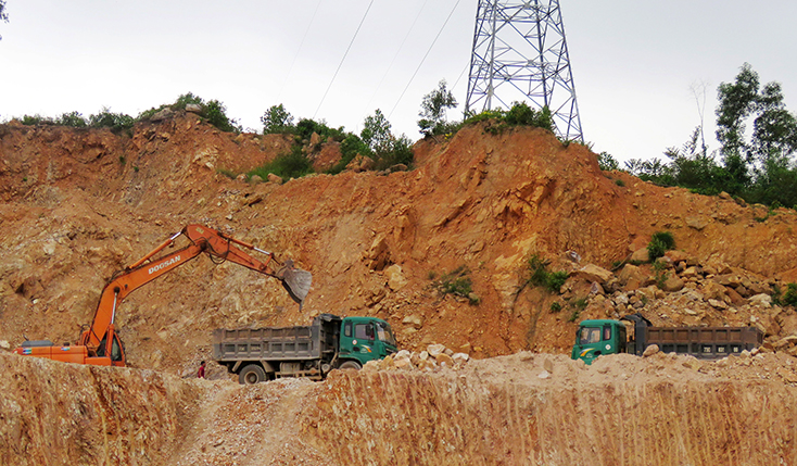 Tuy nhiên, bất chấp thông báo tạm dừng của UBND huyện việc khai thác khoáng sản của hộ ông Trúc vẫn ngang nhiên diễn ra công khai đến tháng 7-2019.    