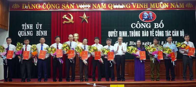 Đồng chí Bí thư Tỉnh ủy Hoàng Đăng Quang trao quyết định và tặng hoa các đồng chí cán bộ được bổ nhiệm, điều động, bố trí công tác