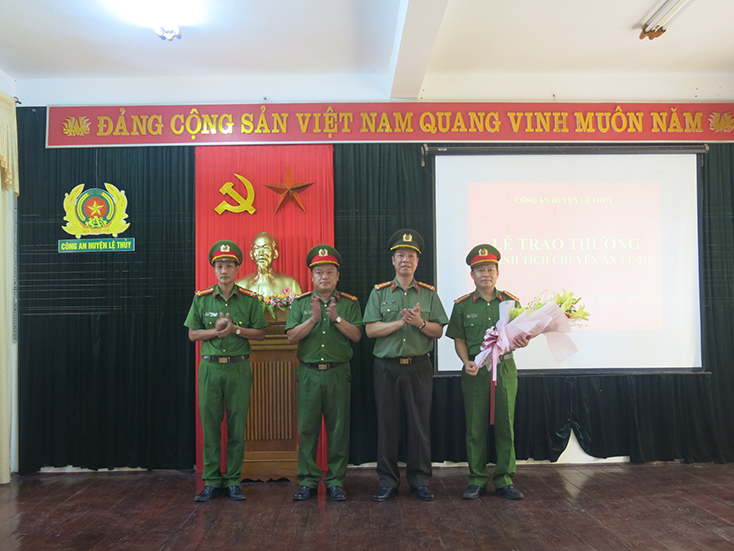 Đại tá Trần Hải Quân, Giám đốc Công an tỉnh tặng hoa, thưởng nóng Ban chuyên án