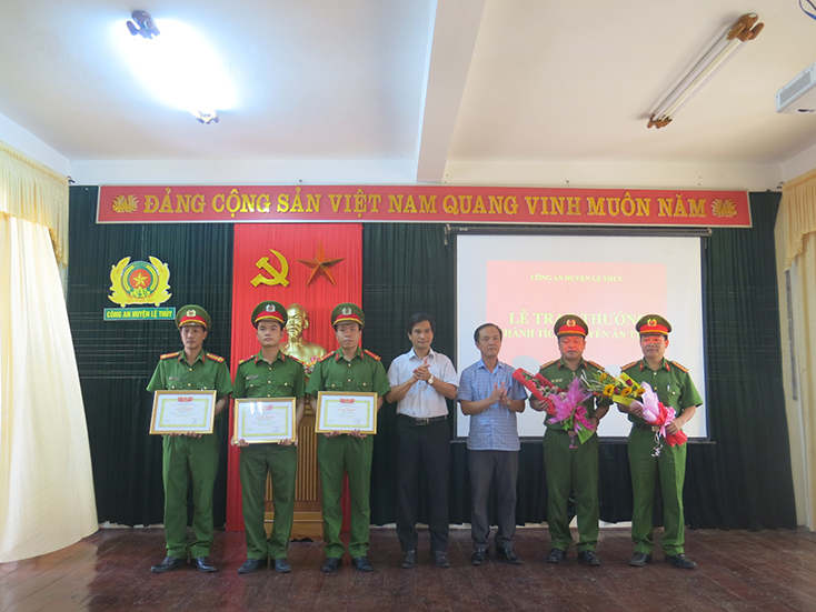 Lãnh đạo UBND huyện Lệ Thủy đã thưởng nóng số tiền 5 triệu đồng, tặng hoa chúc mừng và giấy khen cho các cá nhân có thành tích suất sắc trong Ban chuyên án