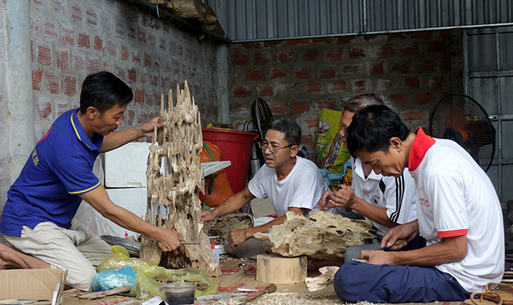 Cơ sở sản xuất trầm hương Thuận Quy tạo việc làm ổn định cho nhiều lao động địa phương.