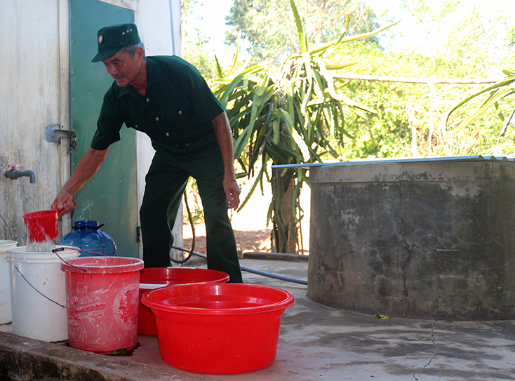 Thiếu nước sạch, nhiều hộ dân ở xã Vạn Ninh, Quảng Ninh tận dụng nguồn nước mưa lọc lại để sử dụng.
