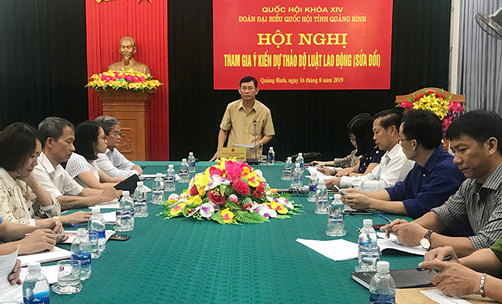 Đồng chí Nguyễn Ngọc Phương, Phó trưởng Đoàn đại biểu Quốc hội tỉnh phát biểu tại hội nghị.