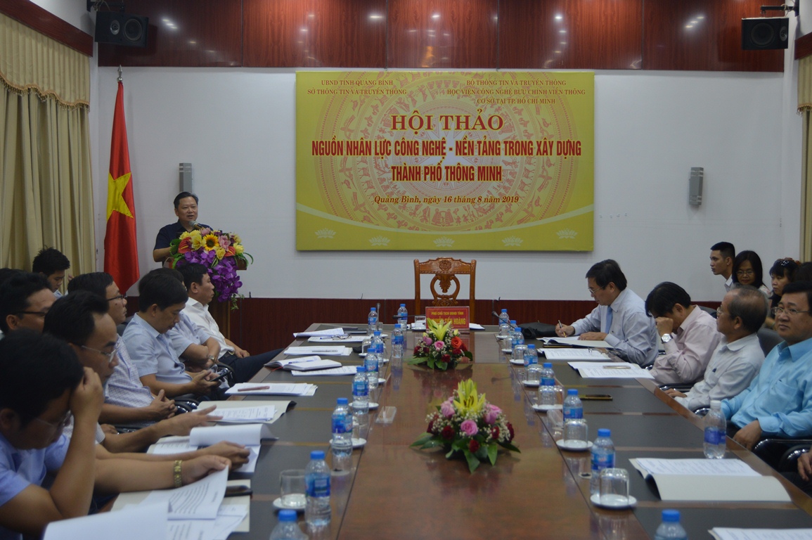Đồng chí Phó Chủ tịch UBND tỉnh Nguyễn Tiến Hoàng phát biểu tại hội thảo.