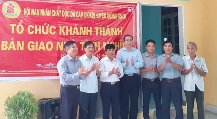 Đại diện lãnh đạo tỉnh hội, huyện hội trao nhà cho nạn nhân chất độc da cam xã Quảng Đông
