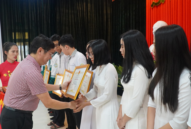 Đồng chí Trần Tiến Dũng, Tỉnh ủy viên, Phó Chủ tịch UBND tỉnh trao bằng khen cho học sinh đạt giải trong Kỳ thi chọn học sinh giỏi quốc gia THPT năm học 2018-2019.