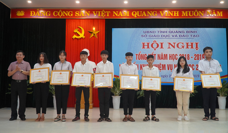 Các học sinh đạt giải cuộc thi Khoa học kỹ thuật cấp quốc gia được nhận bằng khen của Chủ tịch UBND tỉnh.