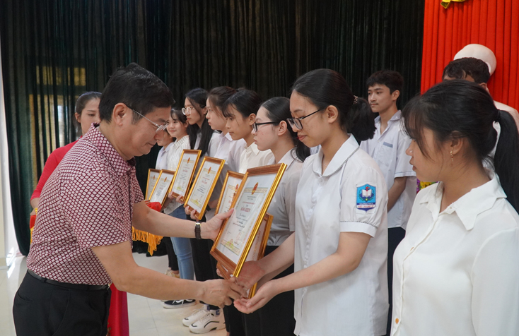 Học sinh đạt giải nhất Kỳ thi chọn học sinh giỏi cấp tỉnh lớp 9 được tặng bằng khen của UBND tỉnh. 