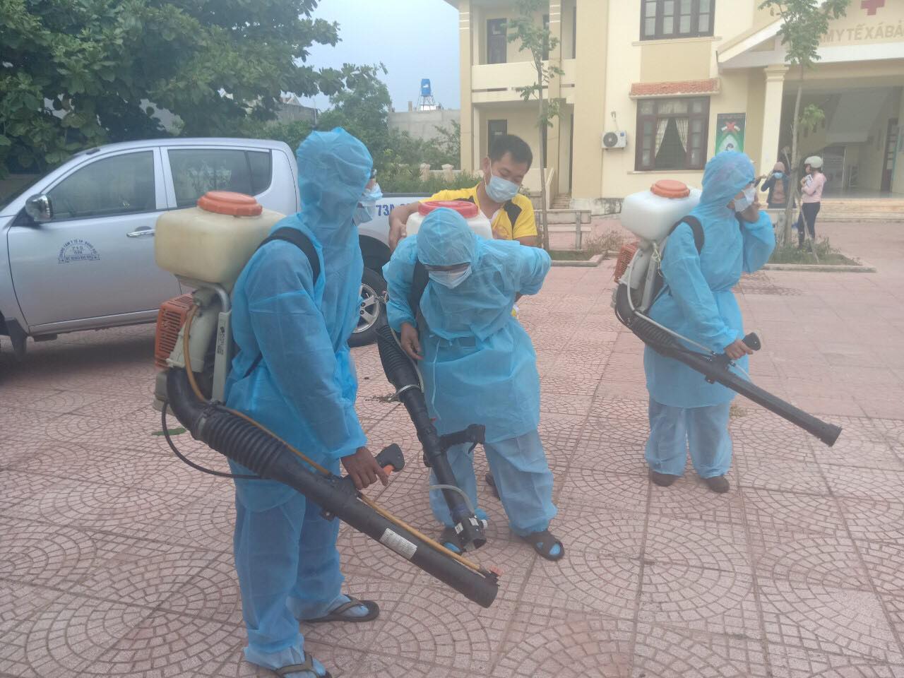 Trung tâm Y tế TP. Đồng Hới tổ chức phun hóa chất diệt muỗi tại các khu dân cư có ổ dịch trên địa bàn xã Bảo Ninh. 