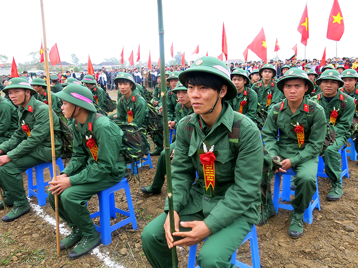 Tuổi trẻ huyện Minh Hóa hăng hái lên đường bảo vệ Tổ quốc.
