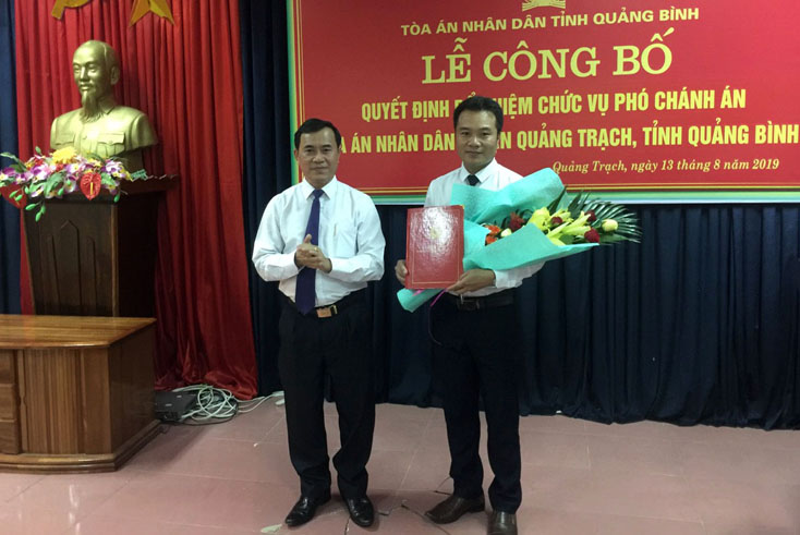 Chánh án TAND tỉnh Nguyễn Thanh Xuân trao quyết định bổ nhiệm ông Phạm Hữu Tình, Thẩm phán sơ cấp giữ chức vụ Phó Chánh án TAND huyện