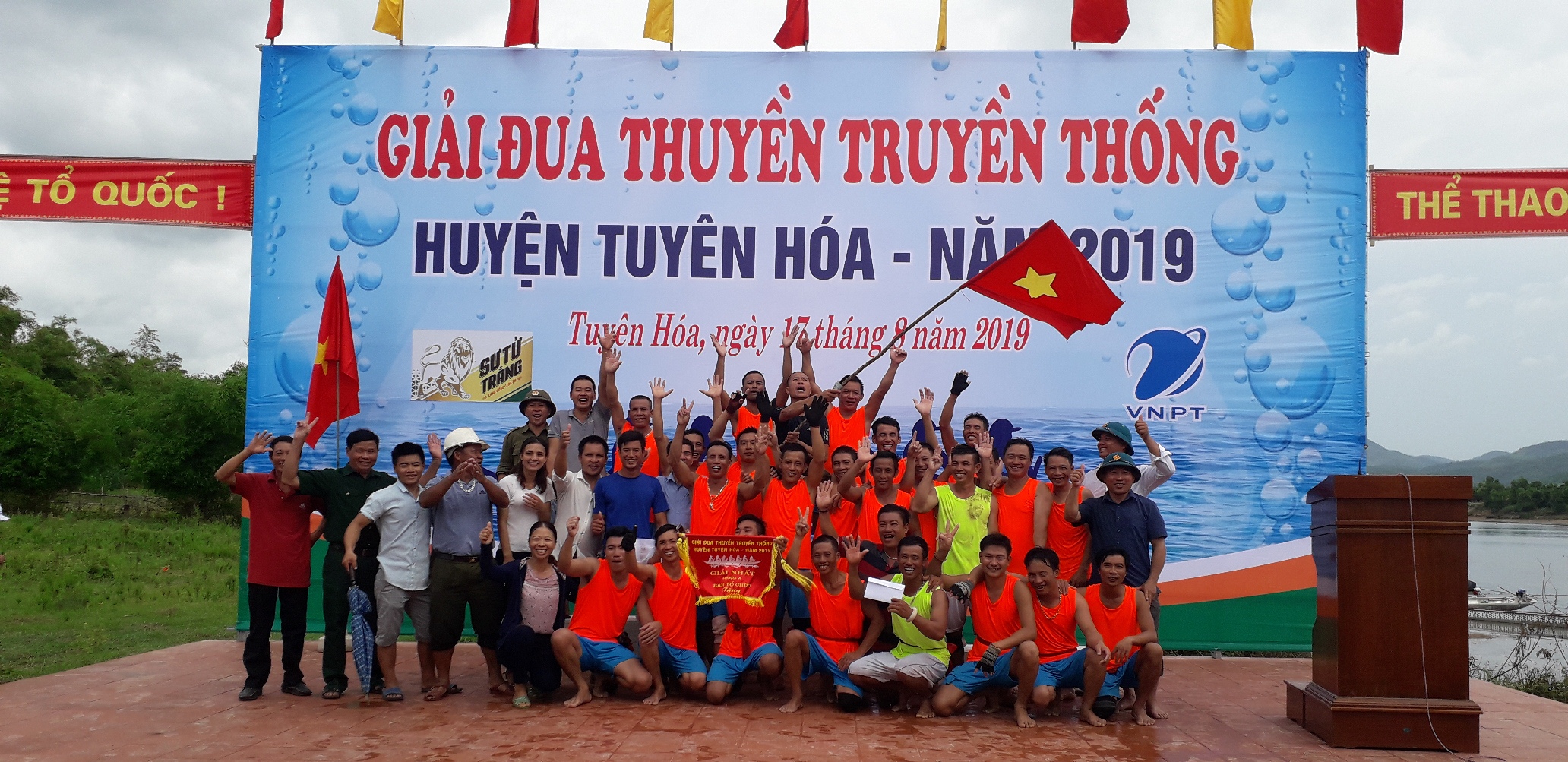 Giải nhất hạng A năm nay thuộc về đội thuyền đua xã Mai Hóa