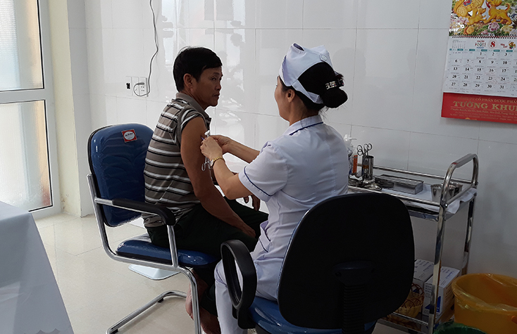 Cán bộ Trung tâm YTDP tỉnh đang thực hiện tiêm chủng phòng bệnh cho người dân. 