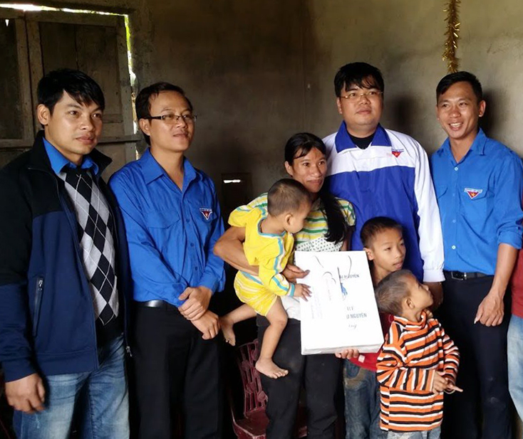 ĐVTN huyện Quảng Trạch thăm, tặng quà các gia đình khó khăn.