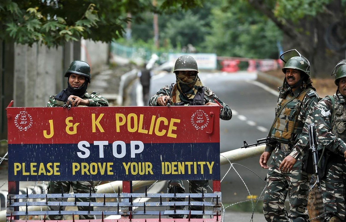 Lực lượng an ninh gác trên một đường phố ở Srinagar, bang Kashmir của Ấn Độ ngày 17-8. (Ảnh: AFP/TTXVN)