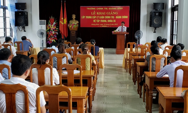 Đại diện lãnh đạo Trường Chính trị tỉnh phát biểu khai giảng lớp học.