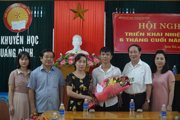 Lãnh đạo Hội Khuyến học tỉnh trao thưởng cho thí sinh Tạ Quang Thanh.
