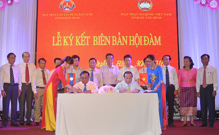Lễ ký kết biên bản hội đàm giữa Ủy ban MTTQVN tỉnh Quảng Bình và Ủy ban Mặt trận Lào xây dựng đất nước tỉnh Khăm Muộn.