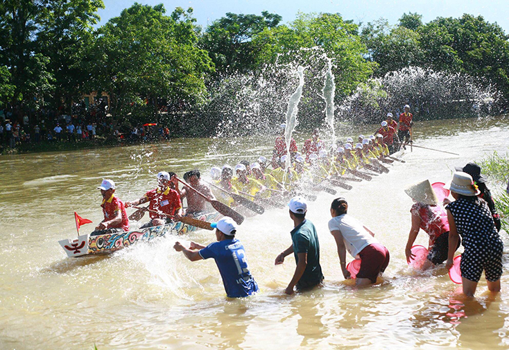 Lễ hội bơi đua thuyền trên sông Kiến Giang.
