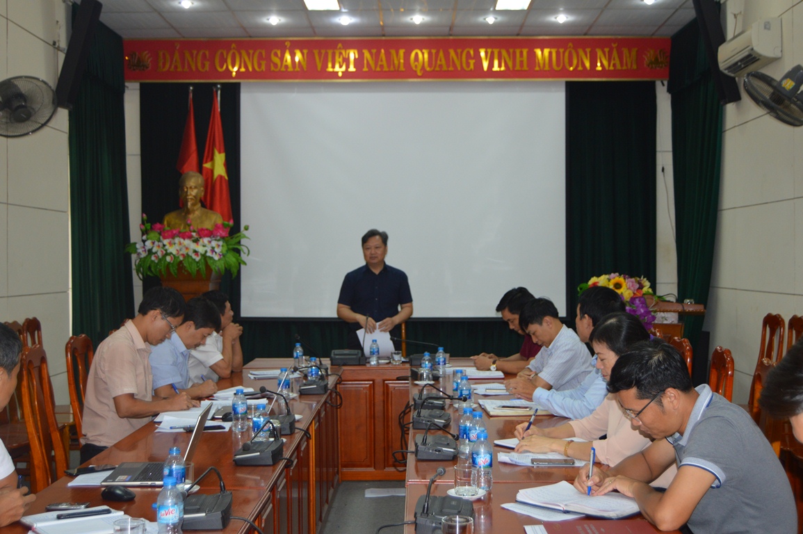 Đồng chí Phó Chủ tịch UBND tỉnh Nguyễn Tiến Hoàng phát biểu kết luận cuộc họp.