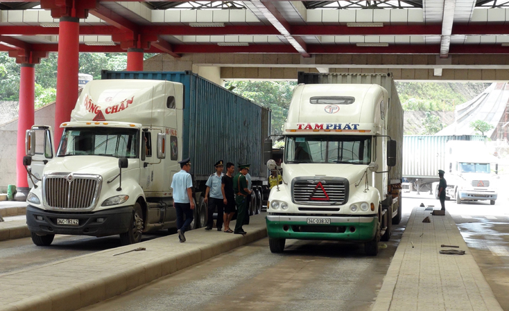  Phương tiện xuất nhập cảnh tại Cửa khẩu quốc tế Cha Lo.
