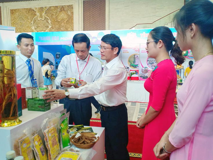 Đồng chí Trần Công Thuật, Chủ tịch UBND tỉnh và lãnh đạo Sở Công thương tham quan gian hàng của tỉnh Quảng Bình.