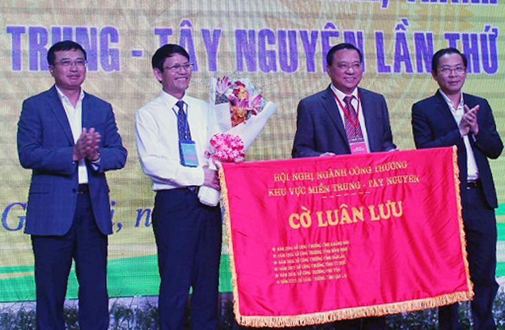 Lãnh đạo Sở Công thương Quảng Bình nhận cờ luân lưu đăng cai tổ chức hội nghị ngành Công thương khu vực miền Trung-Tây Nguyên lần thứ VII năm 2020.