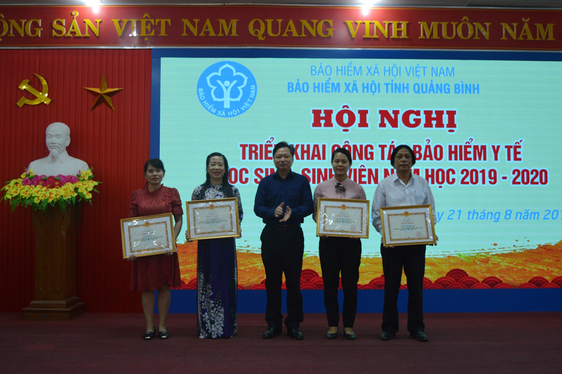 Đồng chí Phó Chủ tịch UBND tỉnh Nguyễn Tiến Hoàng trao bằng khen của BHXH Việt Nam cho 2 tập thể và 2 cá nhân có thành tích xuất sắc trong công tác thực hiện chính sách BHYT cho HSSV trong năm học vừa qua.