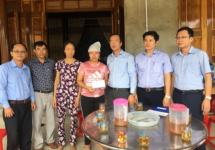  Lãnh đạo BIDV- Chi nhánh Bắc Quảng Bình trao quà hỗ trợ cho gia đình anh Cao Trương Phi