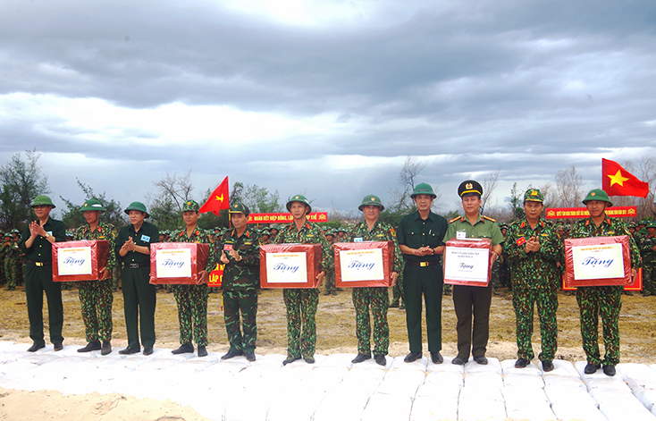 Các đồng chí lãnh đạo tỉnh và Quân khu 4 tặng quà biểu dương các đơn vị làm nhiệm vụ thực binh đánh địch đổ bộ đường biển.