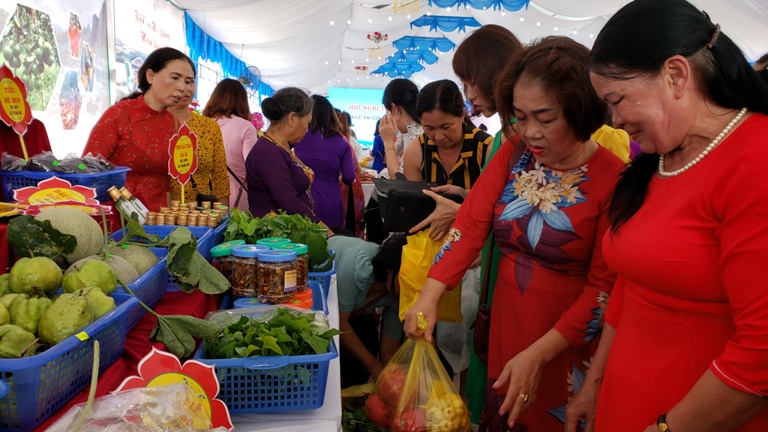 Gian hàng trưng bày các sản phẩm truyền thống thu hút đông đảo người dân đến xem và mua sắm.