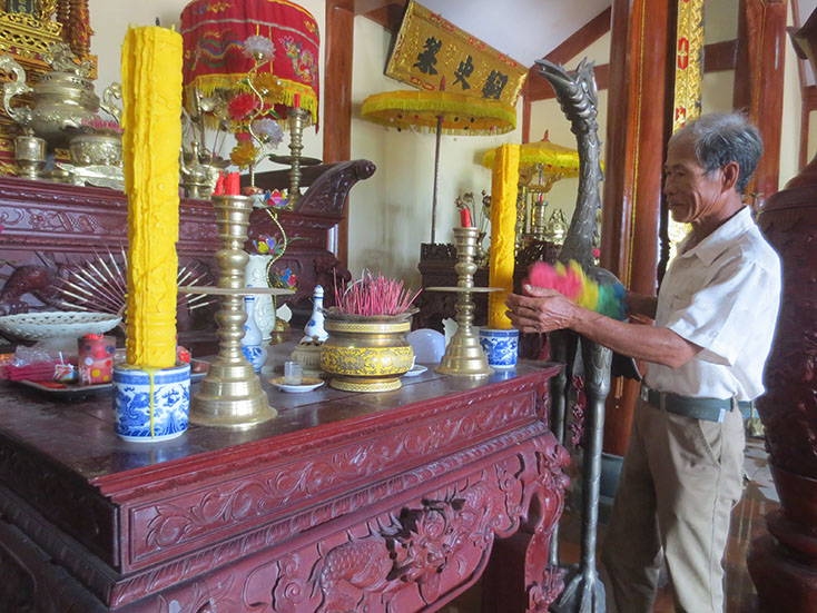  Ông Lê Hữu Thiệp, Trưởng ban quản lý đình làng Hữu Phan chuẩn bị sẵn sàng cho lễ cúng Rằm tháng bảy. 