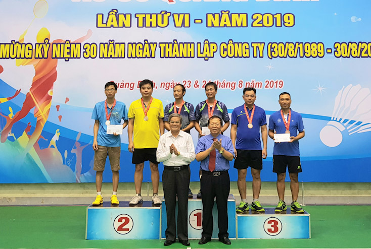 Đại diện lãnh đạo LĐLĐ tỉnh và Công ty TNHH MTV XSKT Quảng Bình trao giải Nhất, Nhì, Ba cho các VĐV trên 41 tuổi.
