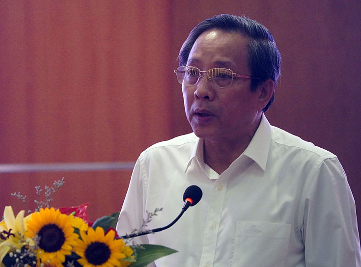 Đồng chí Chủ tịch HĐND tỉnh Hoàng Đăng Quang phát biểu tại hội nghị   